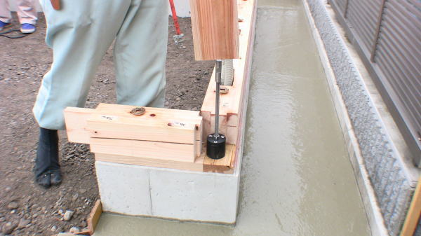 軸ボルトを向きを見てねじ込み組み付け、柱を土台上まで下げる